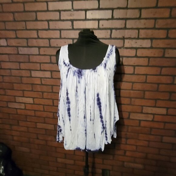En Creme tie dye tank top with lace up detail in the back. - Picture 1 of 6